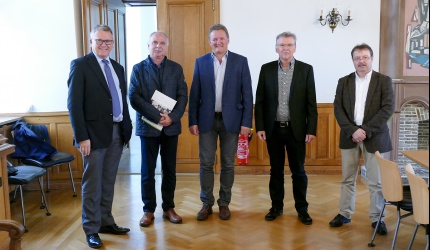 Der Schöffenrat zusammen mit Arbeitsminister Nicolas Schmit (links)