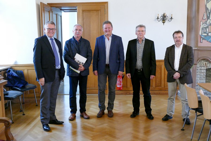 Der Schöffenrat zusammen mit Arbeitsminister Nicolas Schmit (links)