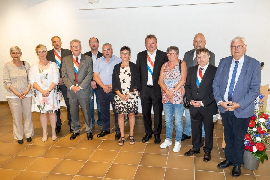 von links nach rechts: Chantal Kauffmann, Carole Weigel (Gemeinderäte), Albert Waaijenberg, Pierre Koppes (Schöffen), Ronny Strotz (Gemeinderat), Erny Strecker, Gisèle Strecker-Determ (Naturfrënn Eeschwëller / Erpeldang), Fränk Arndt (Bürgermeister), Ginette Clees (Cercle de Natation Wiltz), Mike Hieff (Gemeinderat), Patrick Comes (Schöffe), Raymond Shinn (Gemeinderat)